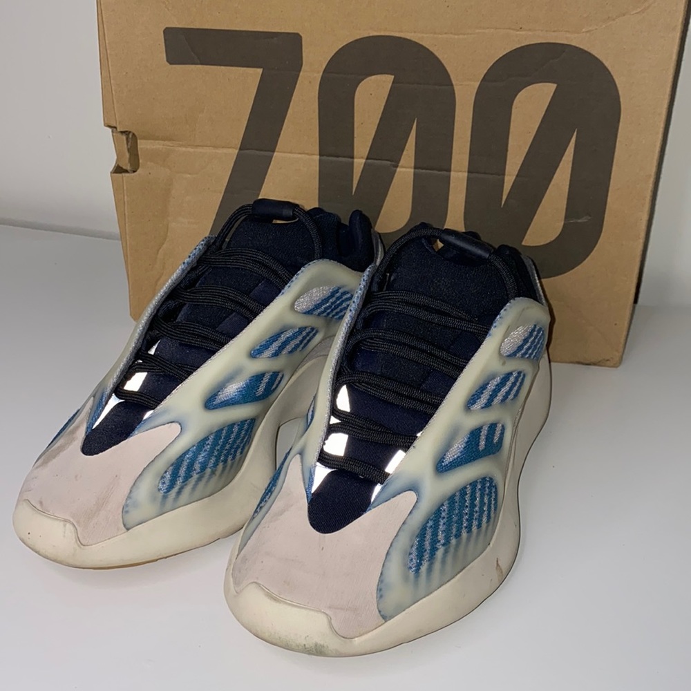Yeezy 700 V3 Sneakers